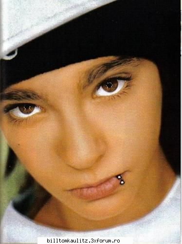 ce va fermecat le tom ? - mie imi lpace lookul lui si mai ales fata lui.e - Tom Kaulitz